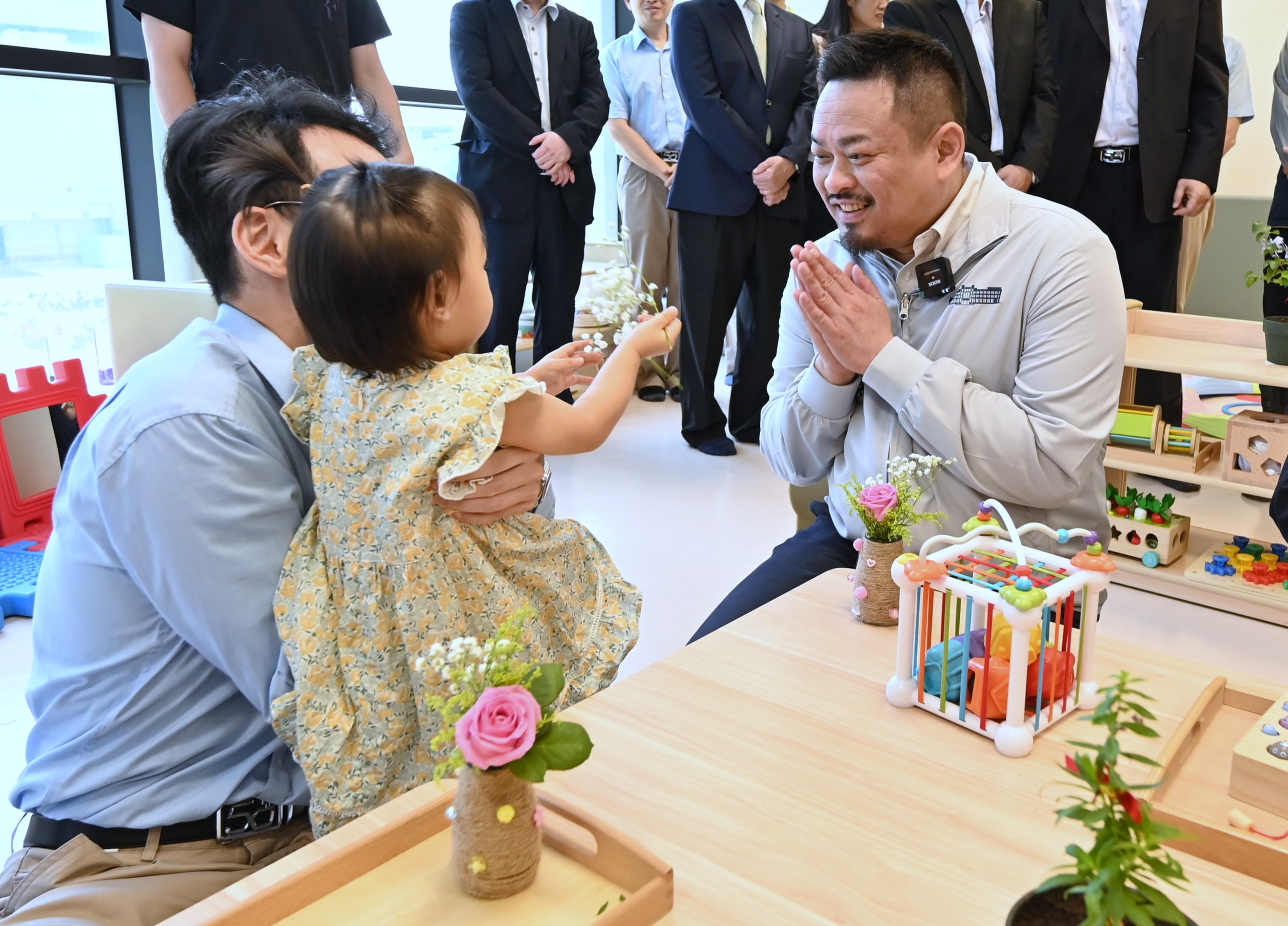 附圖_洪申翰部長與中鋼員工及子女互動