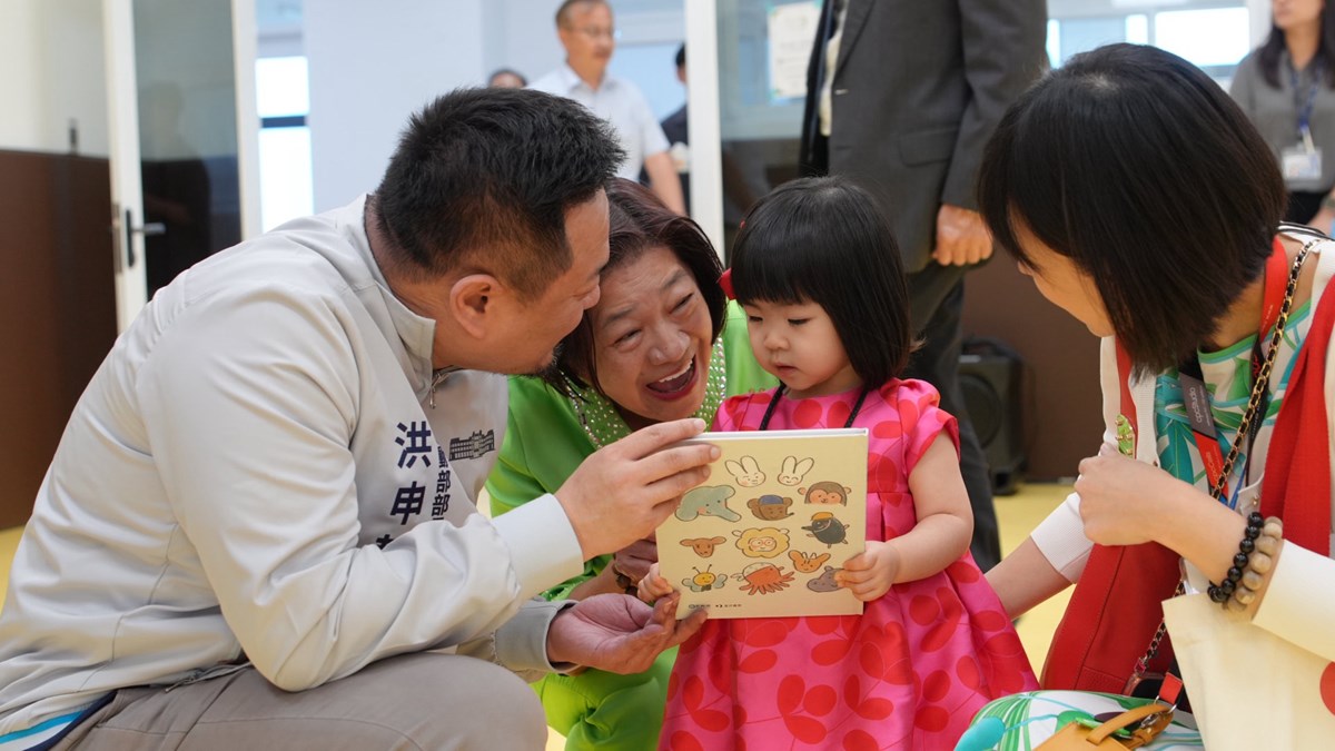 附圖_洪申翰部長致贈奇景光電附設幼兒園新生勞動教育繪本
